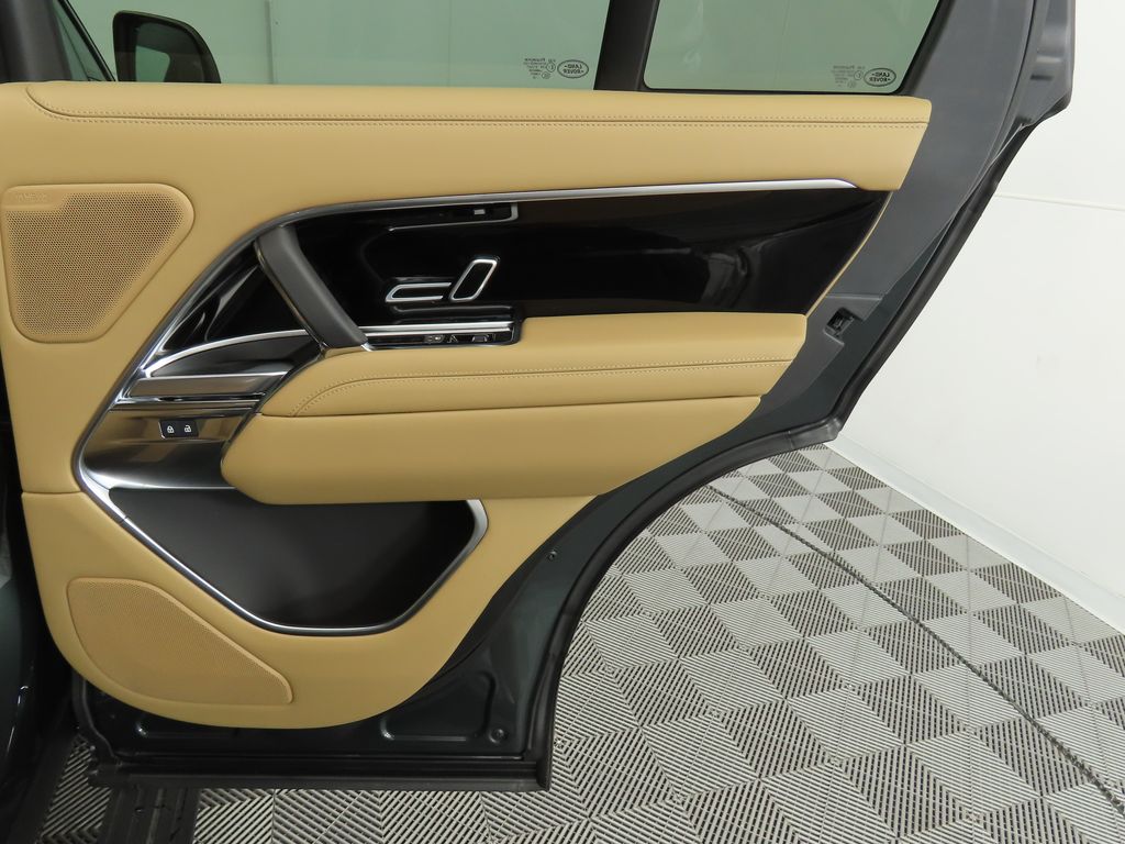 2025 Land Rover Range Rover SE photo 23