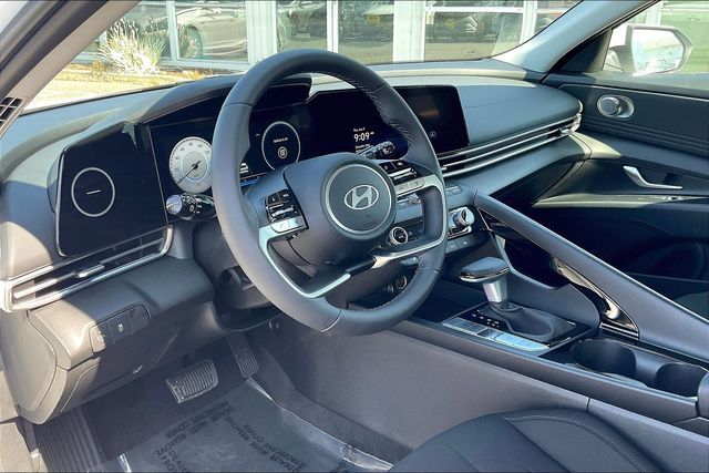 2025 Hyundai Elantra SEL Convenience photo 4