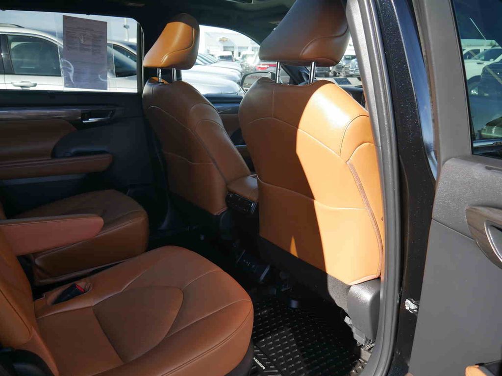 2023 Toyota Highlander LE photo 22