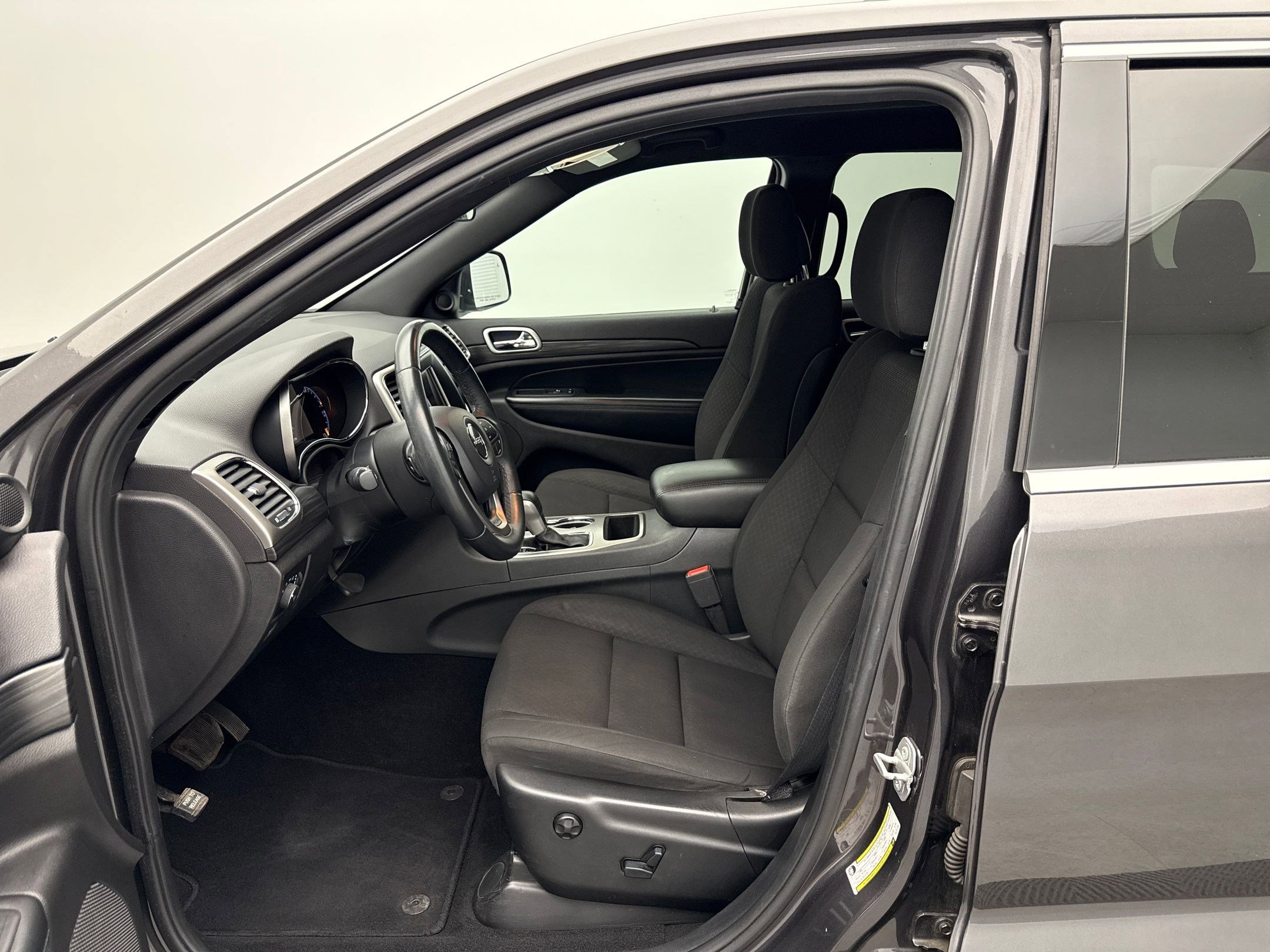 2019 Jeep Grand Cherokee Laredo E photo 4