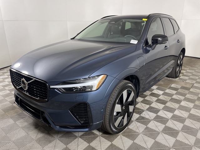 2025 Volvo XC60 Hybrid T8 Plus photo 2