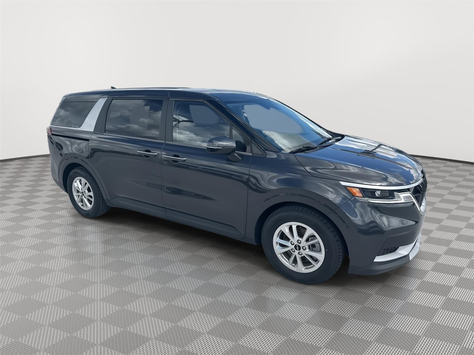 2024 Kia Carnival LX photo 3