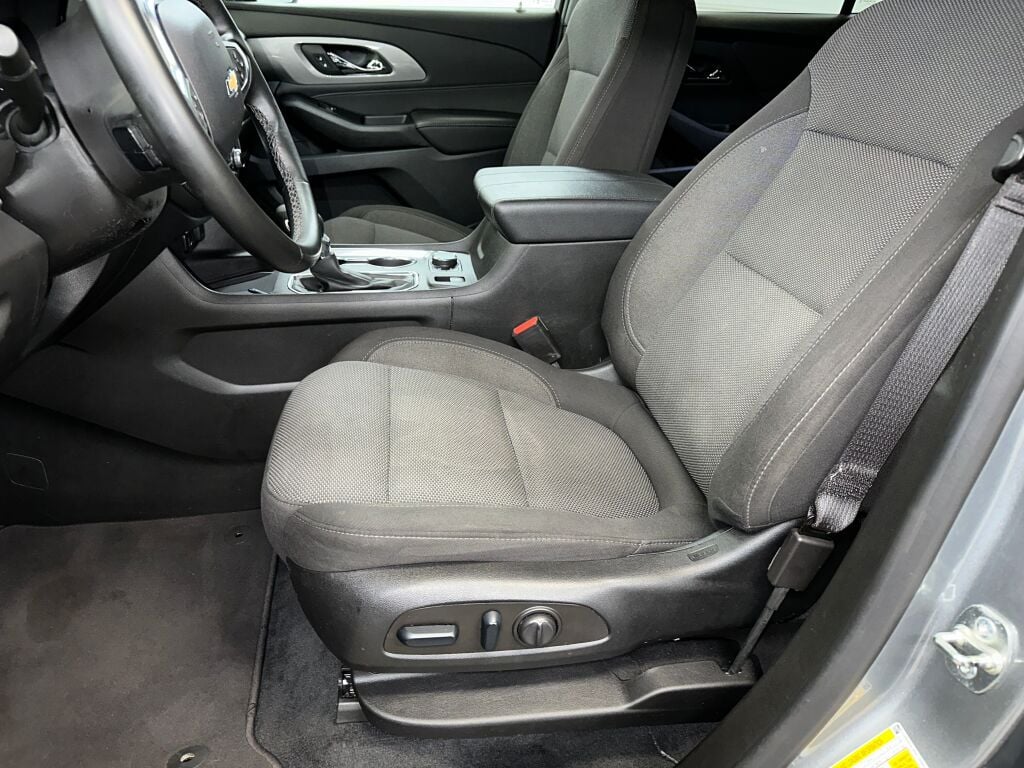 2023 Chevrolet Traverse Cloth photo 2