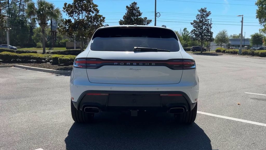 2025 Porsche Macan Base photo 7