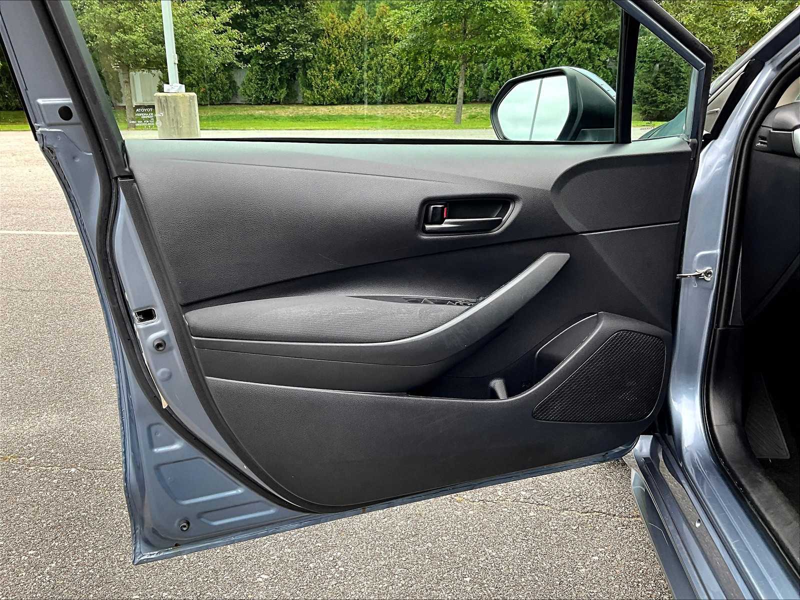 2022 Toyota Corolla LE photo 9