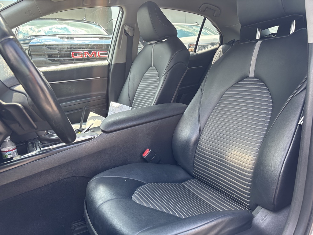 2020 Toyota Camry SE photo 2