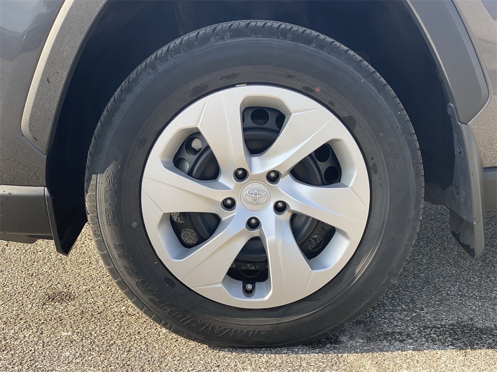 2022 Toyota RAV4 LE photo 18