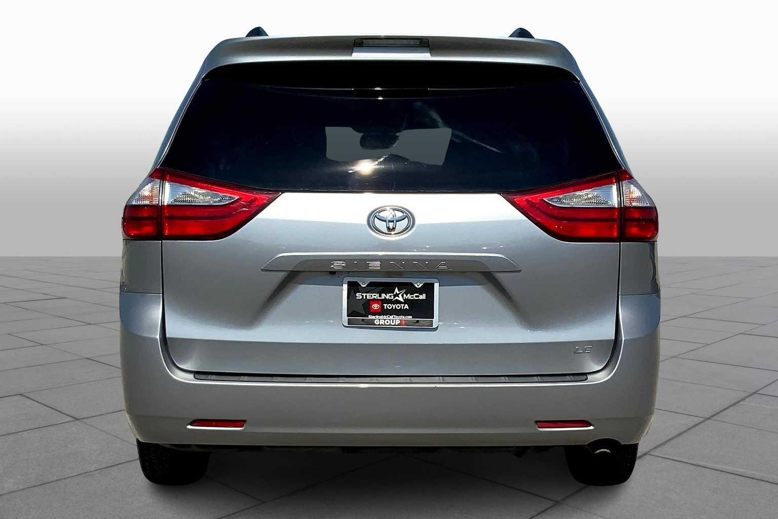 2017 Toyota Sienna LE photo 4