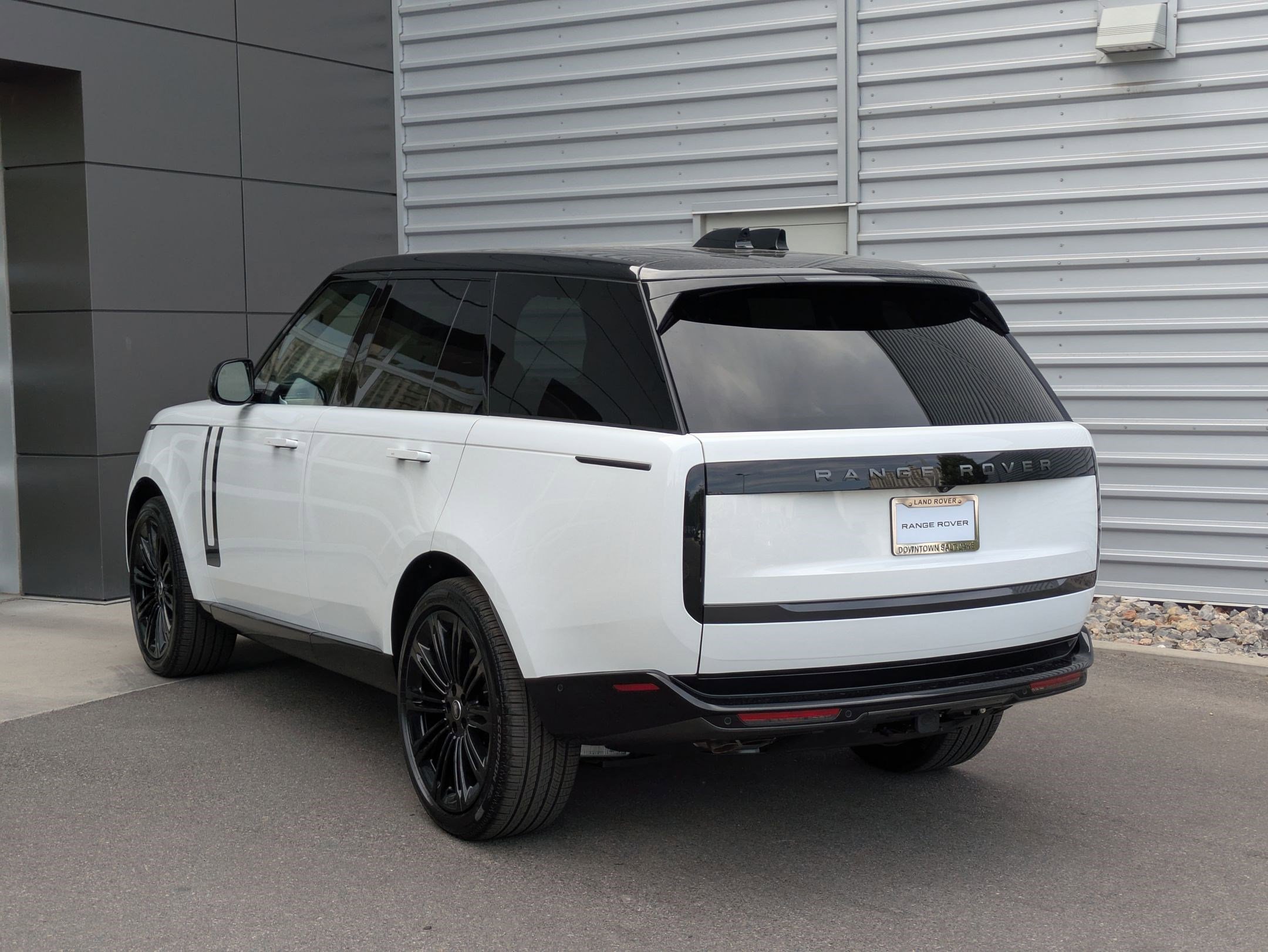 2025 Land Rover Range Rover SE photo 3