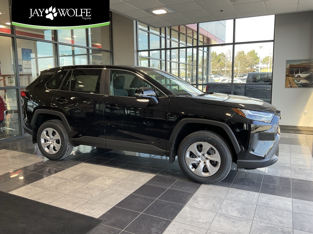 2025 Toyota RAV4 LE's photo