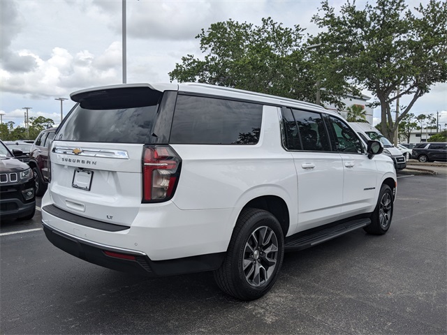 2021 Chevrolet Suburban LT photo 3