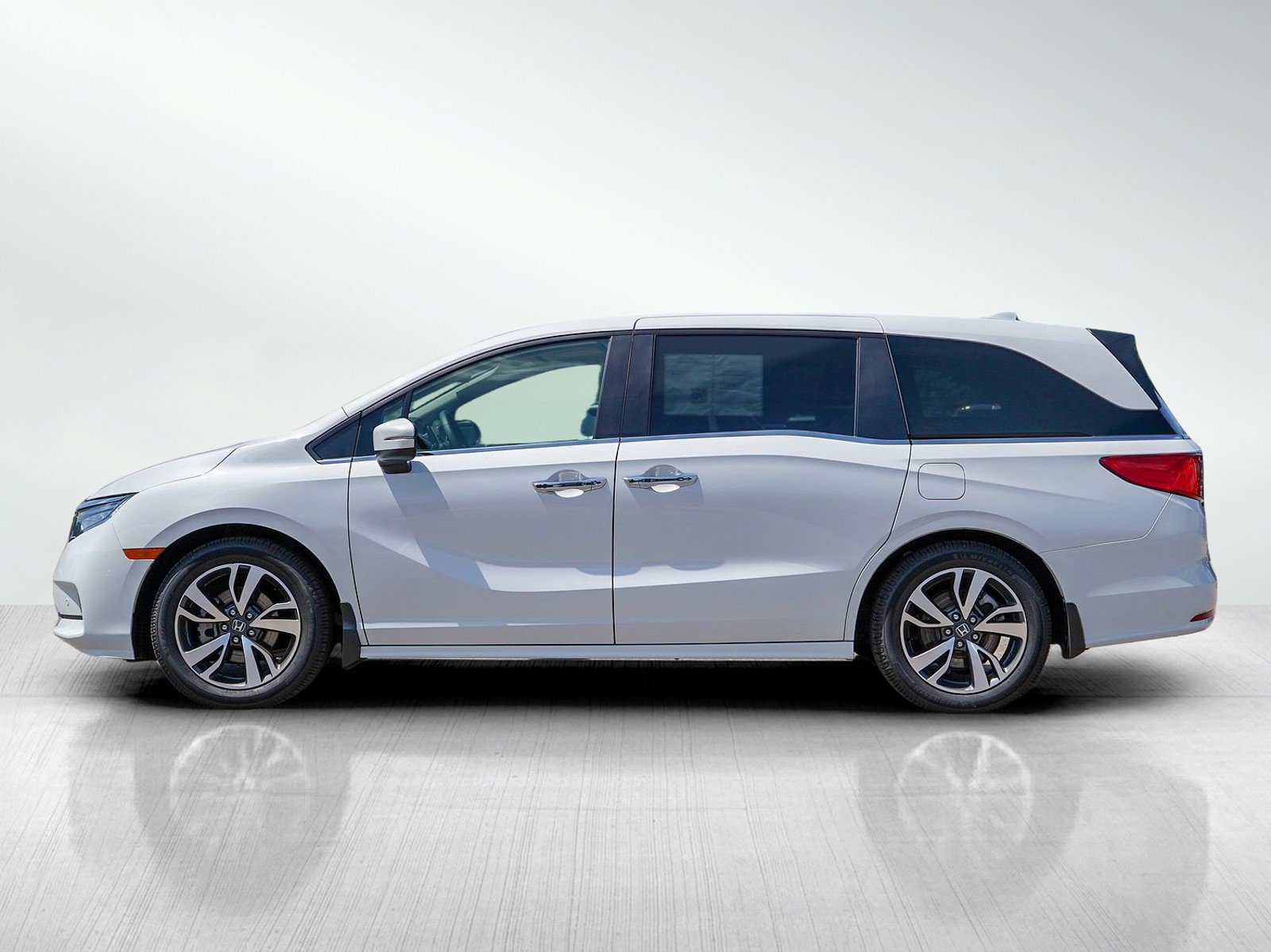 Used 2023 Honda Odyssey Touring with VIN 5FNRL6H88PB009469 for sale in Burnsville, Minnesota