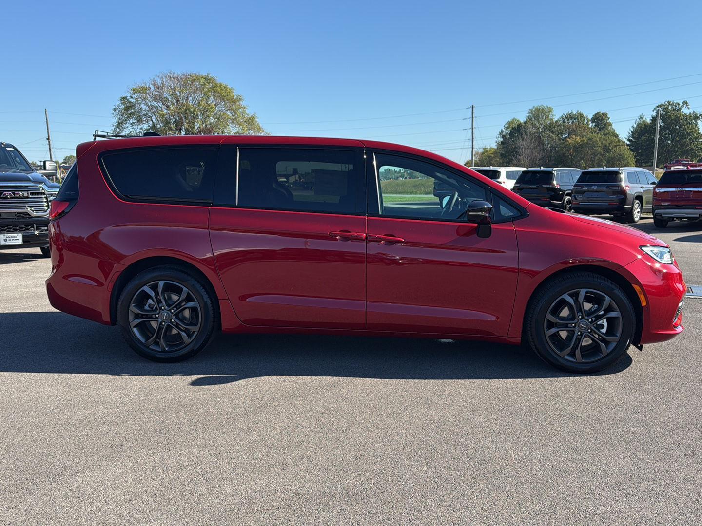 2026 Chrysler Pacifica photo 4