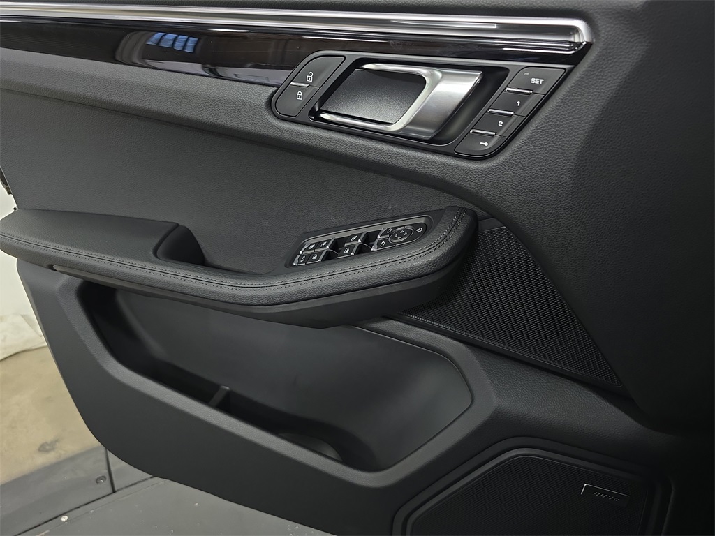 2026 Porsche Macan T photo 22