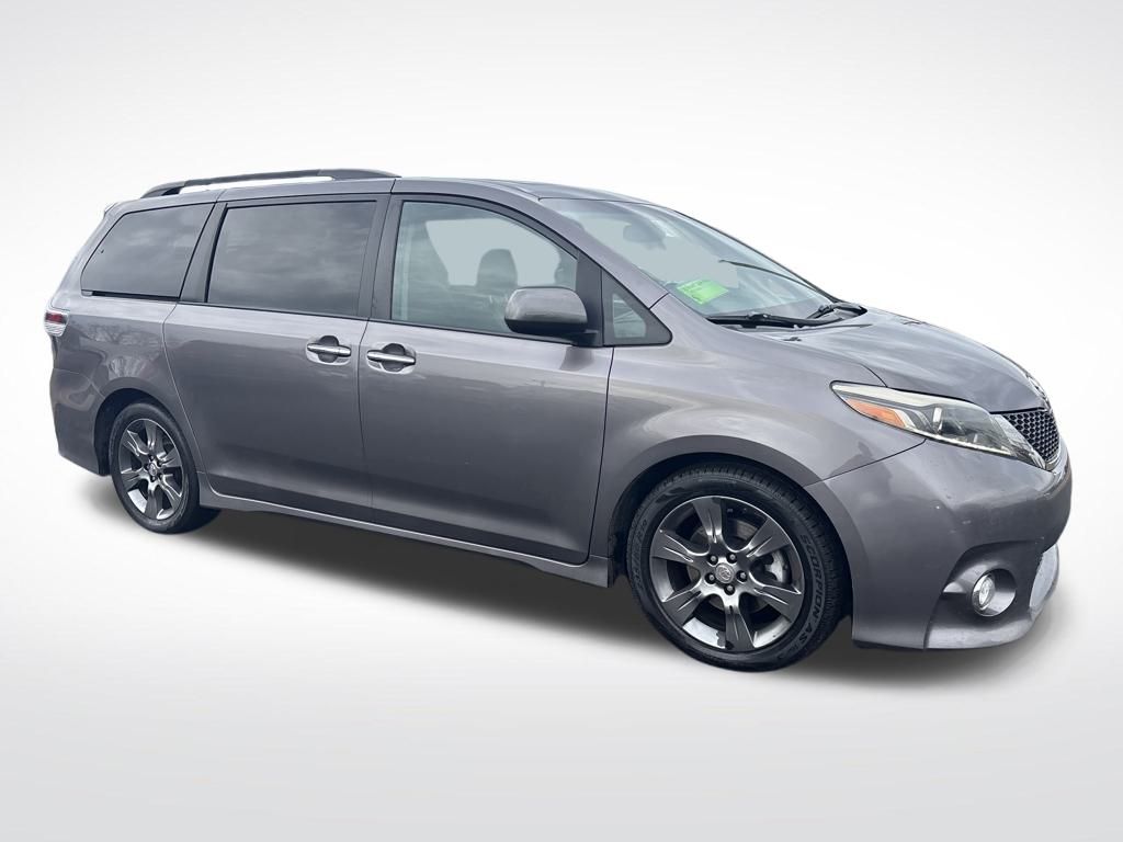 2016 Toyota Sienna SE Premium's photo