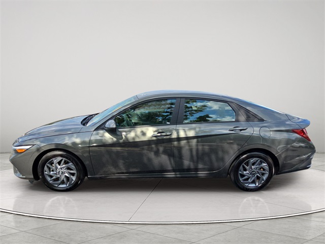 2024 Hyundai Elantra SEL photo 2