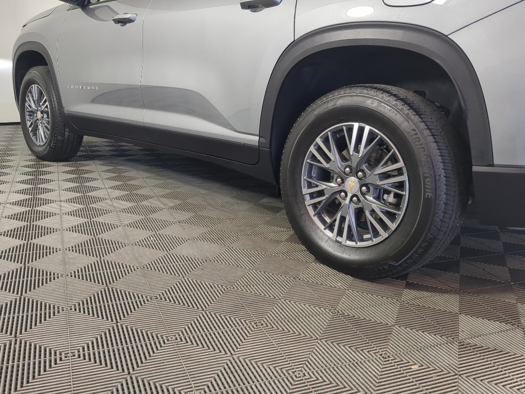 2025 Chevrolet Traverse photo 4