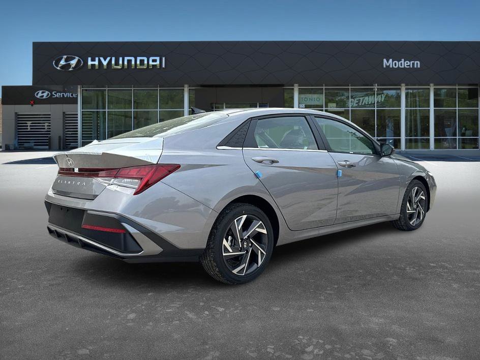 2025 Hyundai Elantra SEL Convenience photo 3