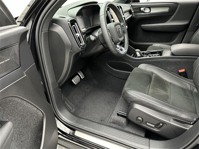 2022 Volvo XC40 R-Design photo 3