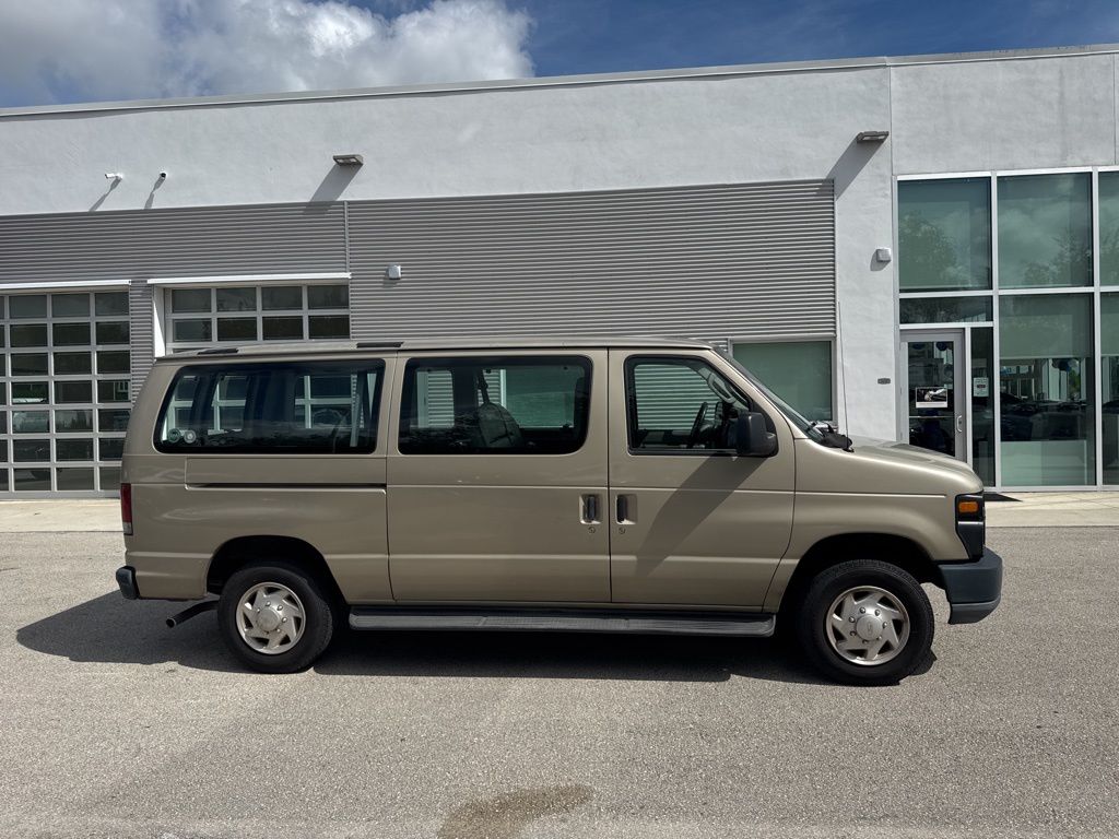 2009 Ford E-150 XL photo 2