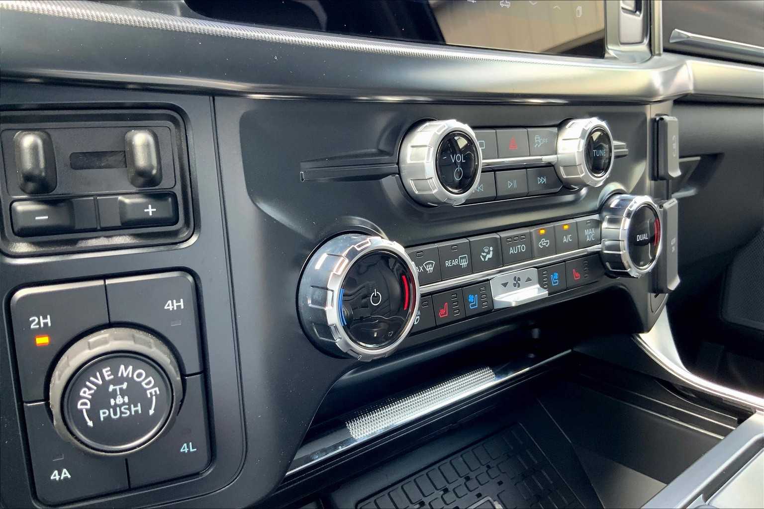 2025 Ford F-150 Platinum photo 30