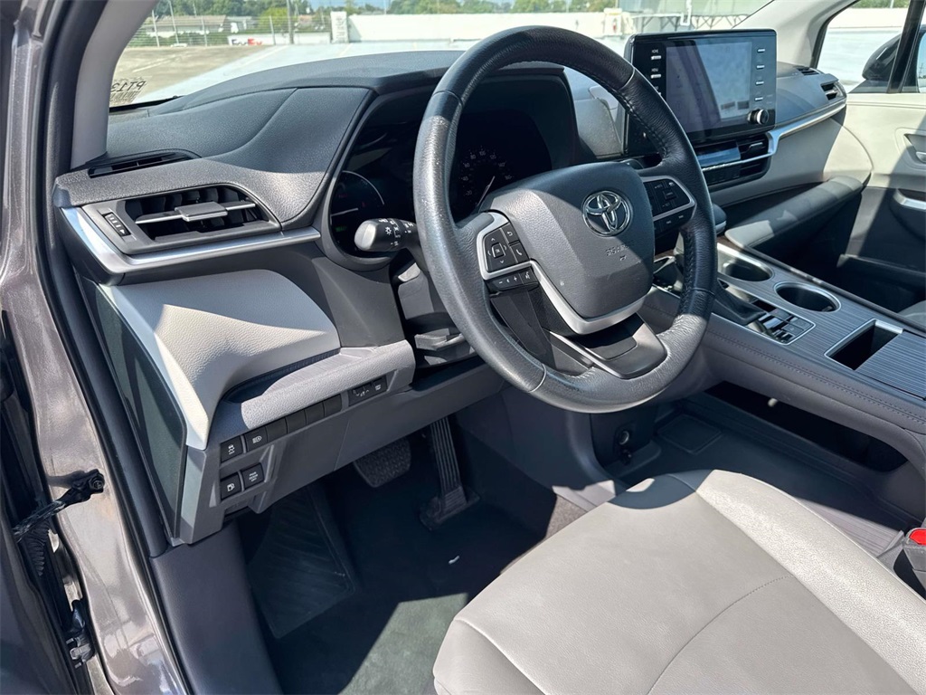 2024 Toyota Sienna XLE photo 18