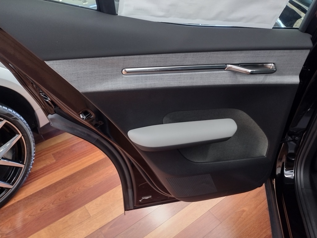 2025 VOLVO EX30 - Image 9