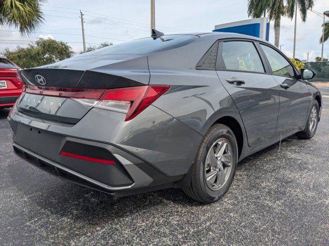 2025 Hyundai Elantra SE photo 4
