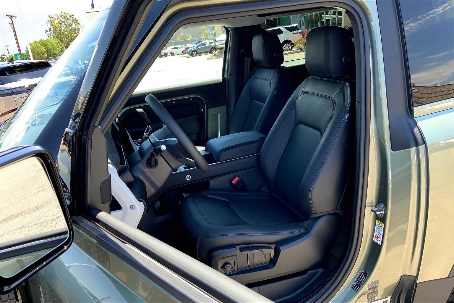 2025 Land Rover Defender 90 X-Dynamic SE photo 8