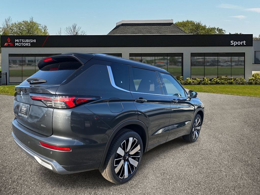 2025 Mitsubishi Outlander SEL photo 3