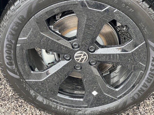 2025 Volkswagen Taos SEL photo 11