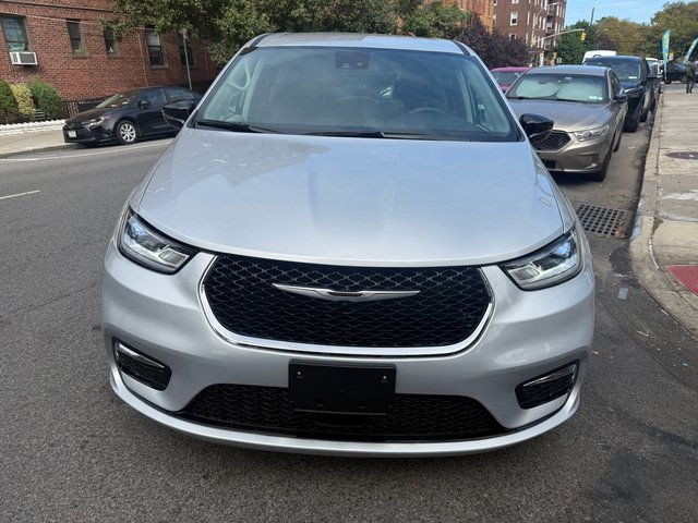 2024 Chrysler Pacifica Touring L photo 8