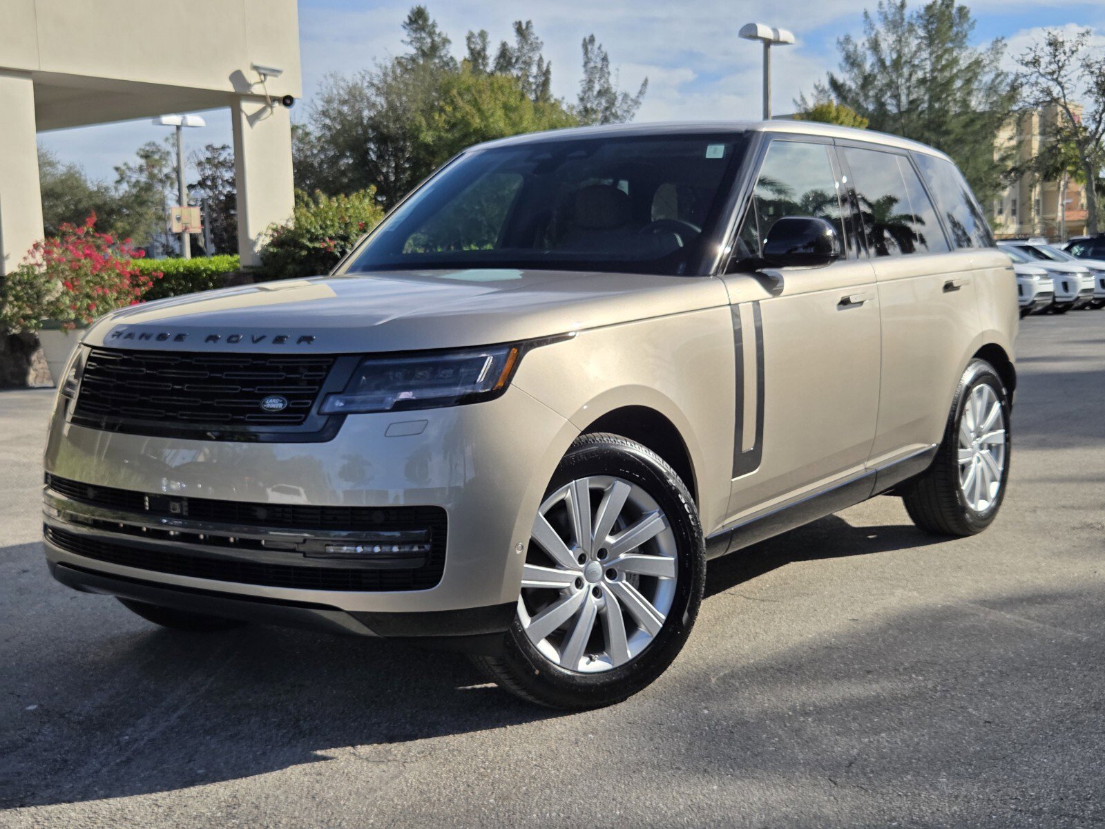 2025 Land Rover Range Rover SE's photo