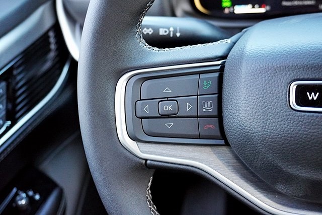 New 2025 Bright White Clear-Coat Exterior Paint Jeep Series II image 48