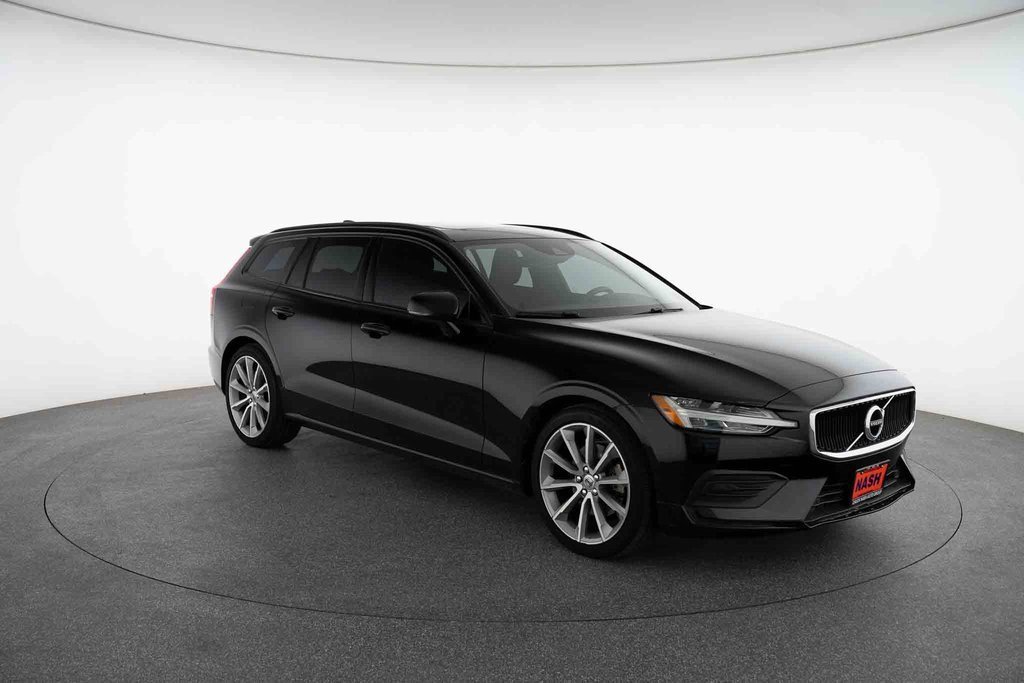 2020 Volvo V60 Momentum's photo