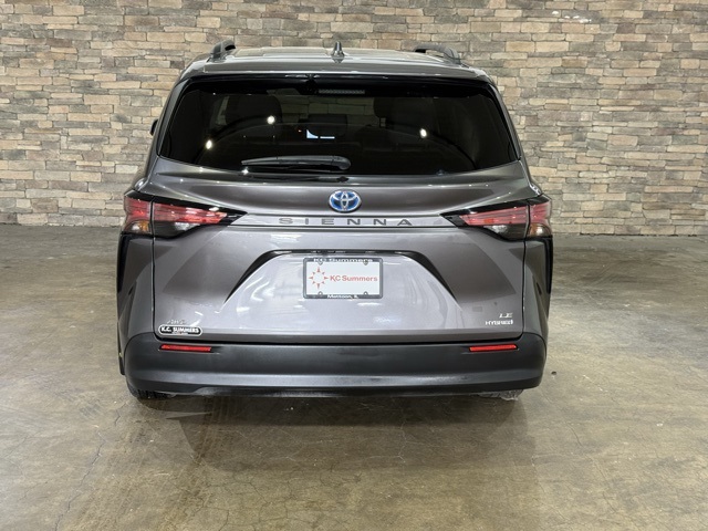 2022 Toyota Sienna LE photo 2