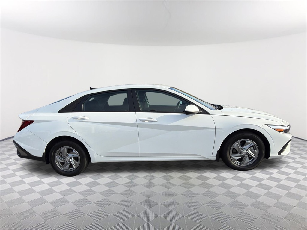 2024 Hyundai Elantra SE photo 4
