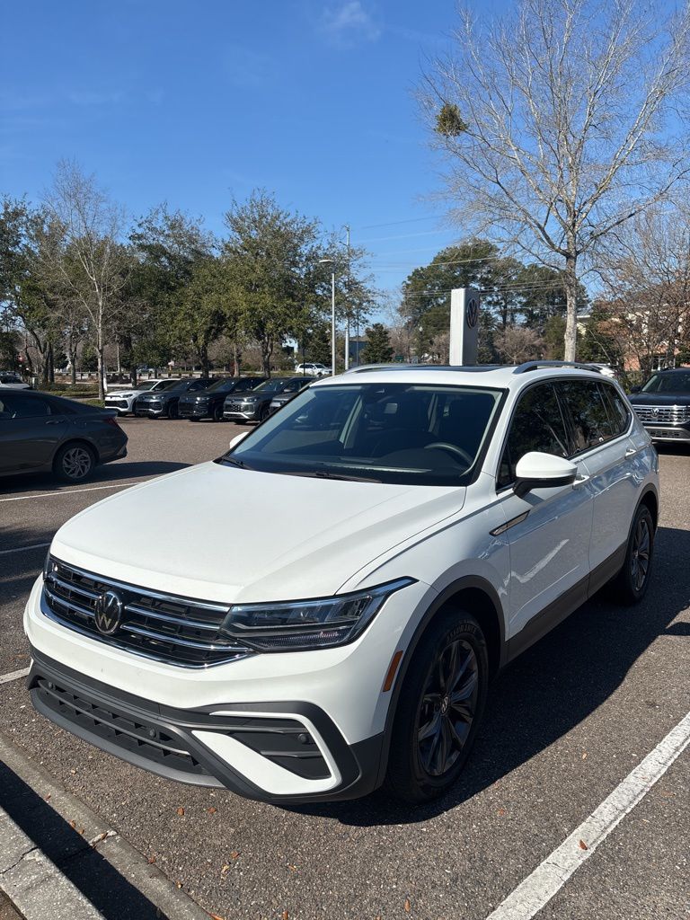 2024 Volkswagen Tiguan SE's photo