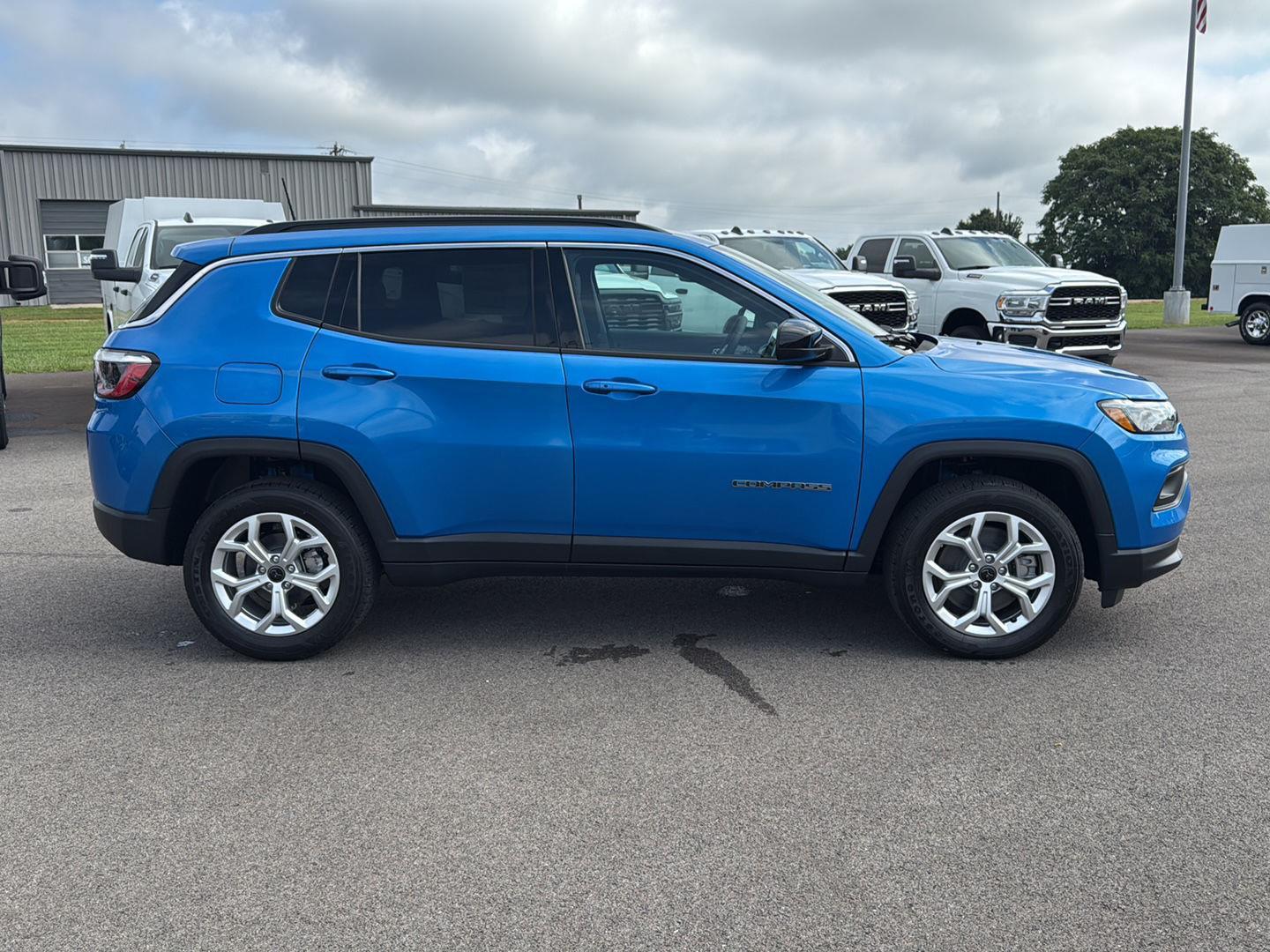 2025 Jeep Compass Latitude photo 4
