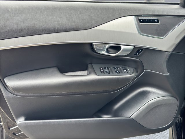 2022 Volvo XC90 T5 Momentum photo 9