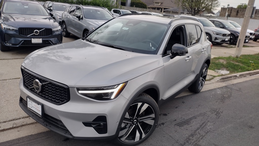 2025 VOLVO XC40 - Image 1