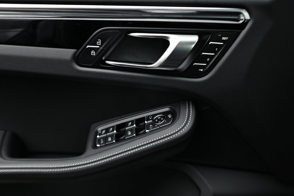 2025 Porsche Macan T photo 16