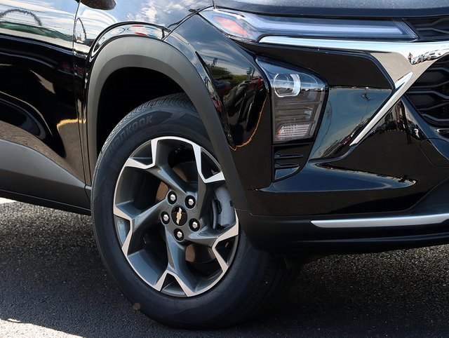 2025 Chevrolet Trax LT photo 3