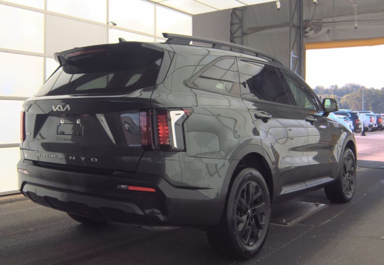 2022 Kia Sorento S photo 2