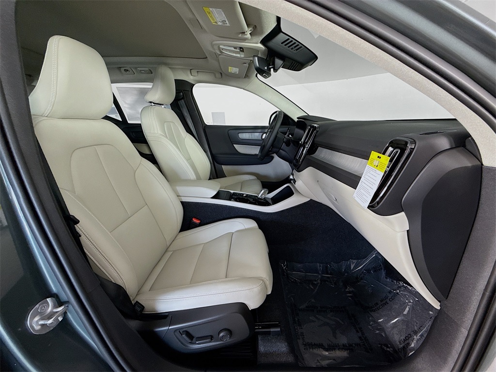 2026 Volvo XC40 Plus photo 29