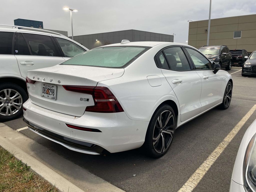 2025 Volvo S60 B5 AWD Plus photo 4