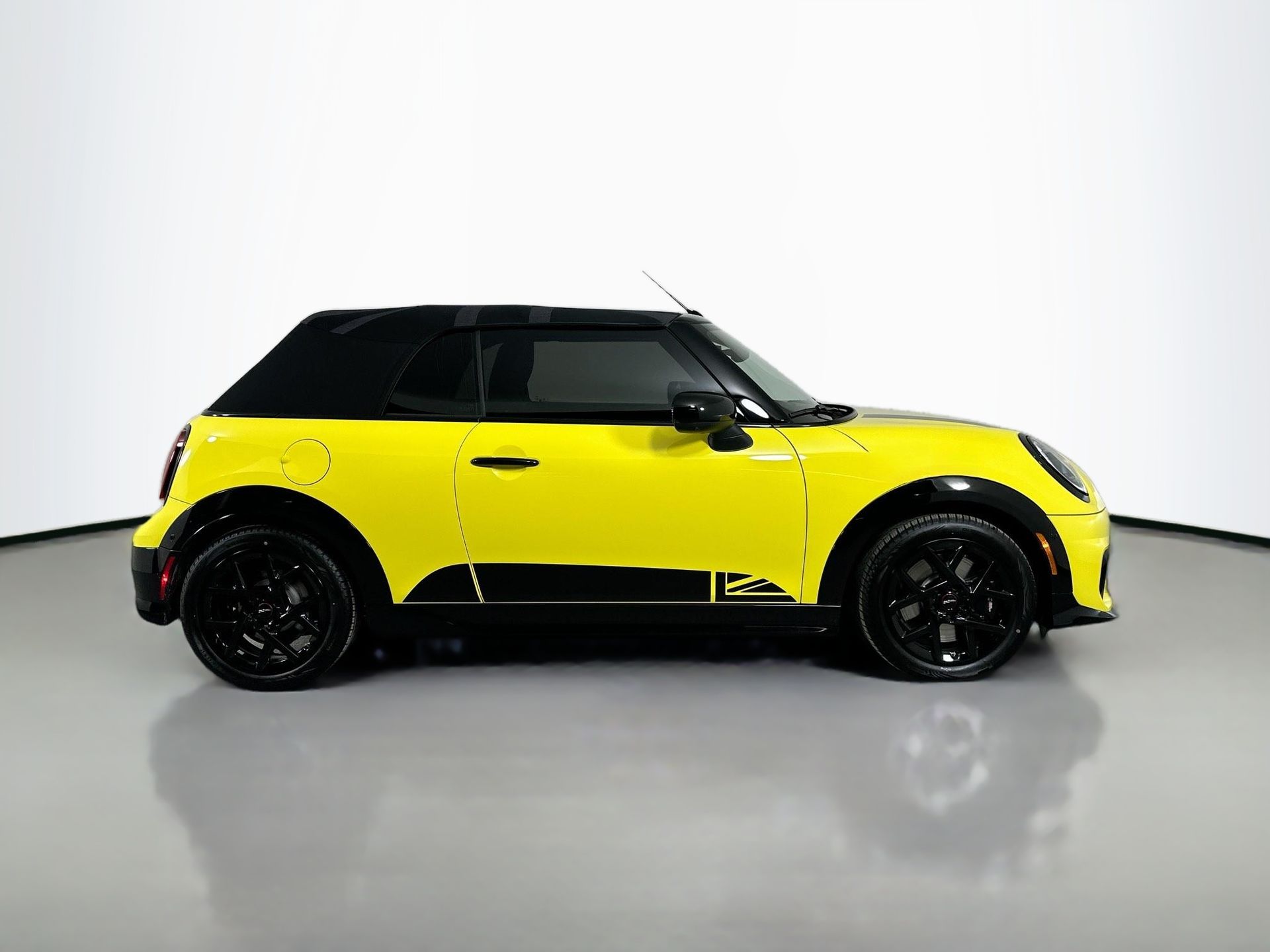 2026 Mini Cooper Convertible Iconic photo 4