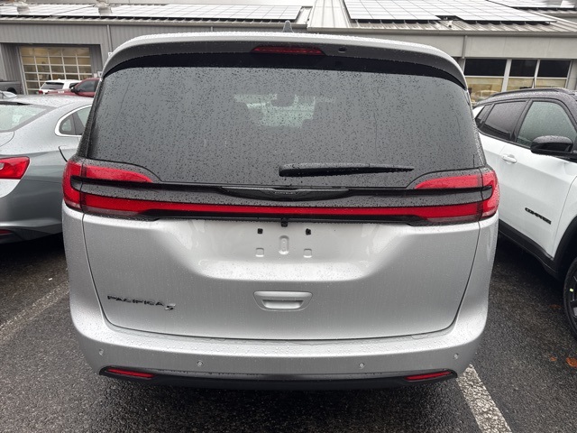 2026 Chrysler Pacifica photo 4