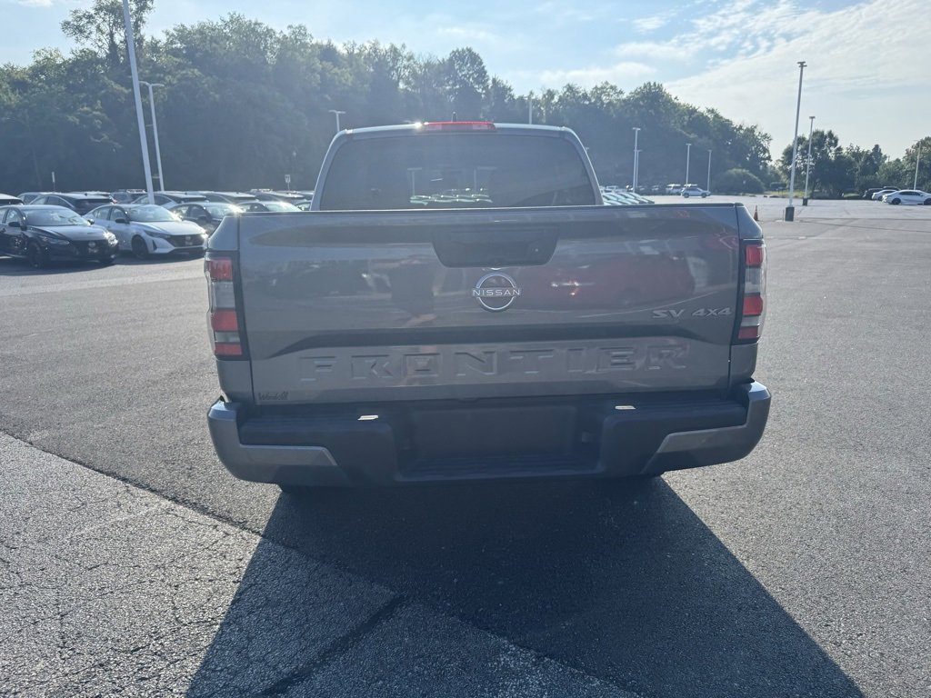 2022 Nissan Frontier SV Crew Cab photo 2