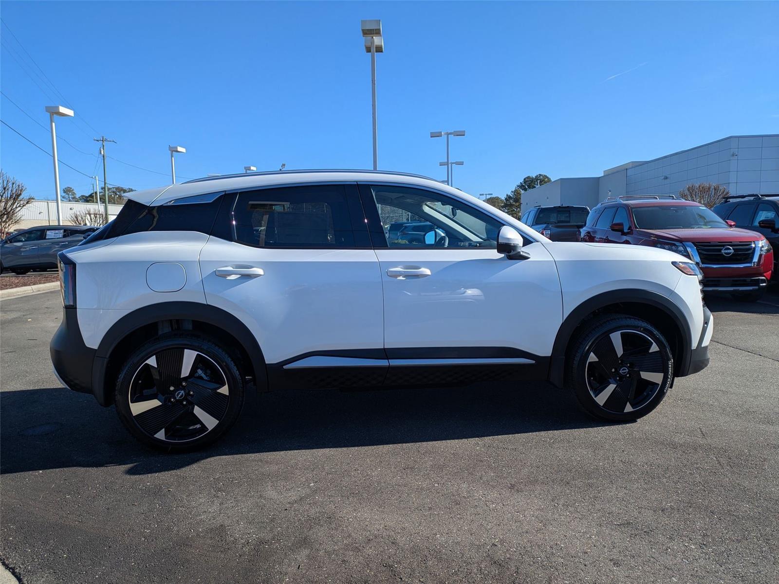 2025 Nissan Kicks SR photo 4